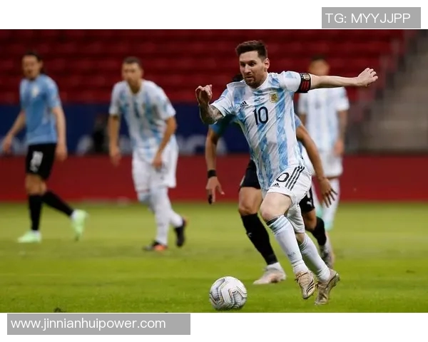 梅西巧妙观察对手防守时机精准助攻展现超凡球技 梅西巧妙观察对手防守时机精准助攻展现超凡球技