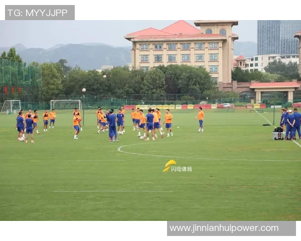 山东泰山队在武汉体育中心进行赛前踩场训练为即将到来的比赛做好准备 山东泰山队在武汉体育中心进行赛前踩场训练为即将到来的比赛做好准备