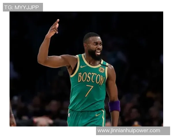 杰伦布朗三节狂砍30分5篮板助力球队进攻势头强劲