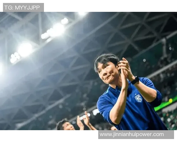 足球报消息称三镇暂无换帅计划邓卓翔与俱乐部沟通尚未深入