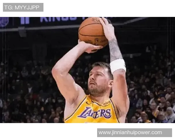 雷迪克期待詹姆斯顺利复出东契奇每日关注训练进展